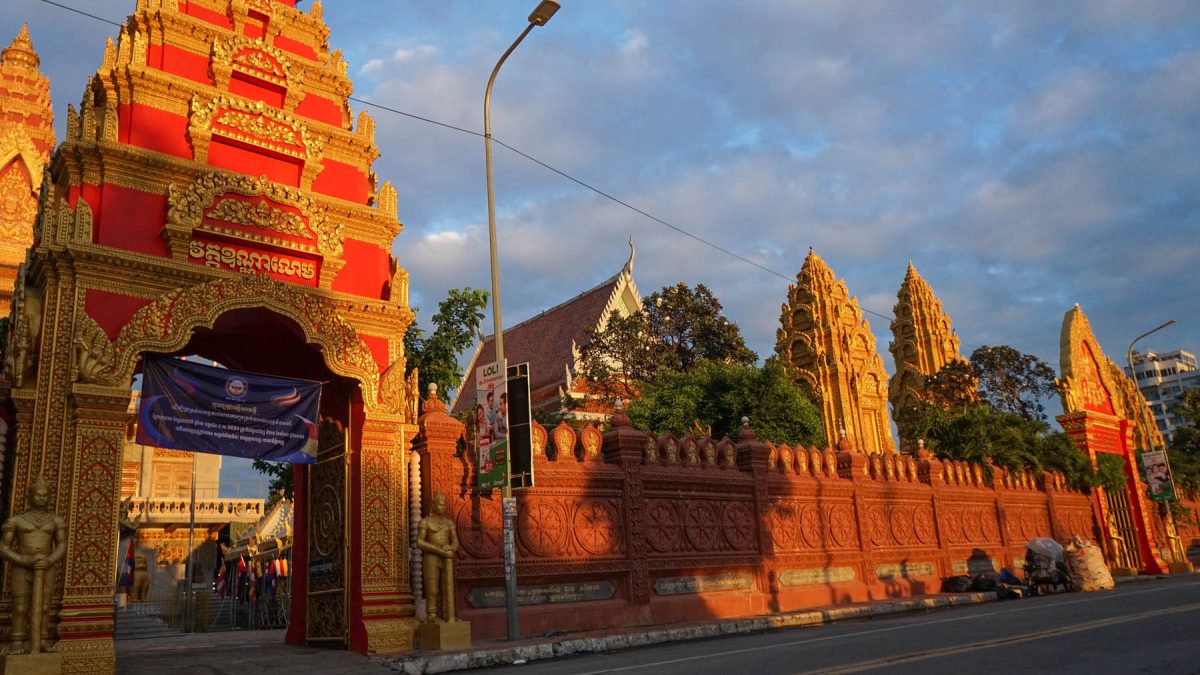 Wat Ounalom Phnom Penh Cambodia Begins At 40